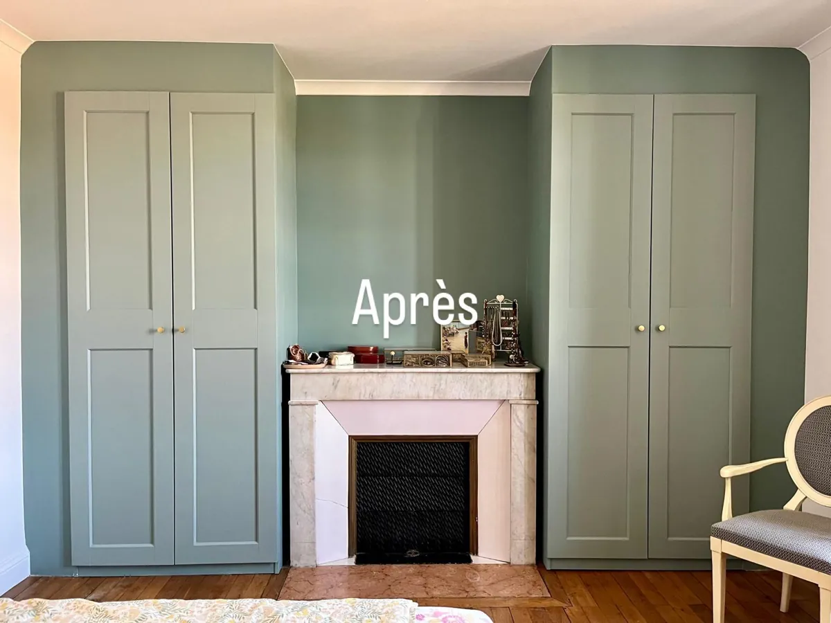 Après : placards sur mesure peints en vert de gris autour d'une cheminée en marbre