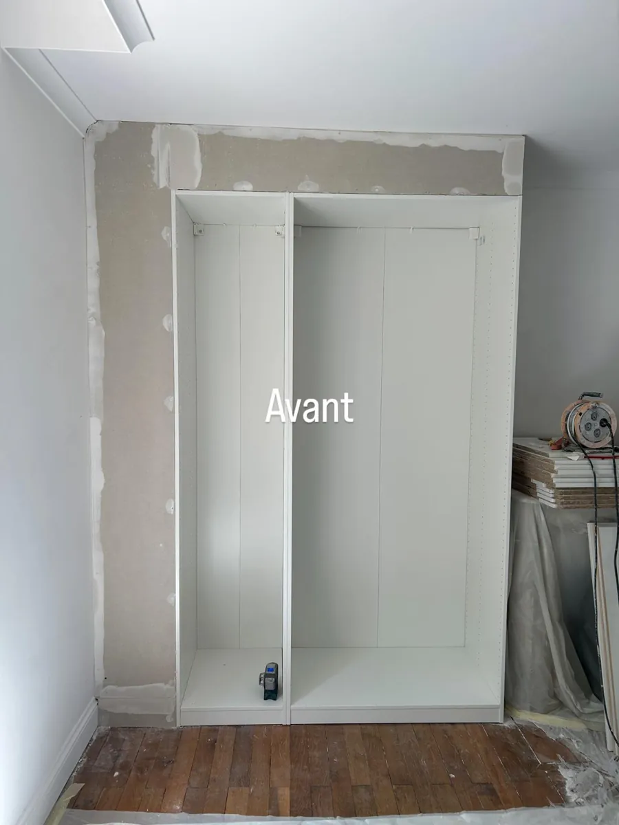 Avant : caissons de placards bruts et murs en plaques de plâtre non peints